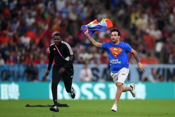  Torcedor invade campo com bandeira LGBTQIA+ durante jogo da Copa do Catar
