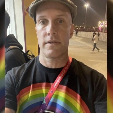  Morre jornalista americano expulso de estádio no Qatar por vestir camisa LGBT