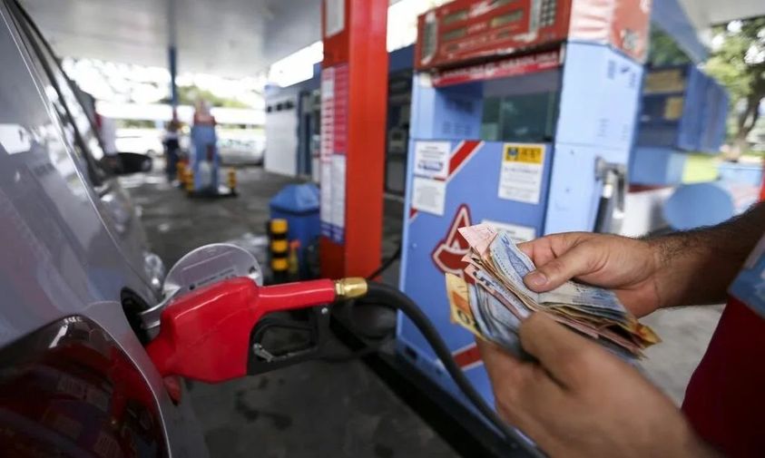 Governo Lula reage a aumento da gasolina em postos; secretário suspeita de ação ‘orquestrada