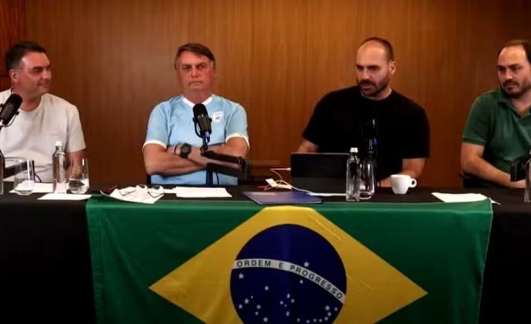  URGENTE | PF fez buscas contra Carlos em casa onde Bolsonaro fez live; ex-presidente e filhos deixaram o local de barco